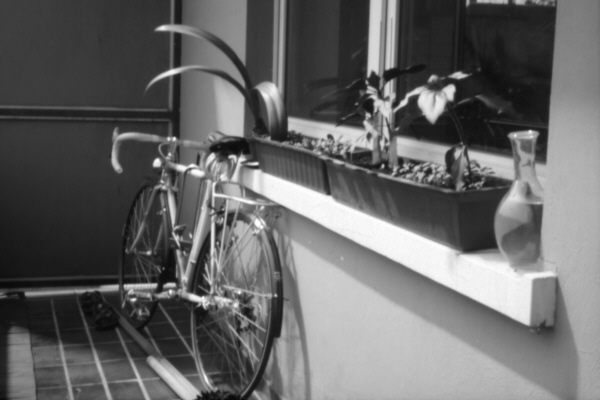 Lochkameraaufnahme: Balkon mit Fahrrad